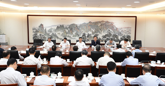堅(jiān)持在學(xué)懂弄通做實(shí)上下功夫、作表率